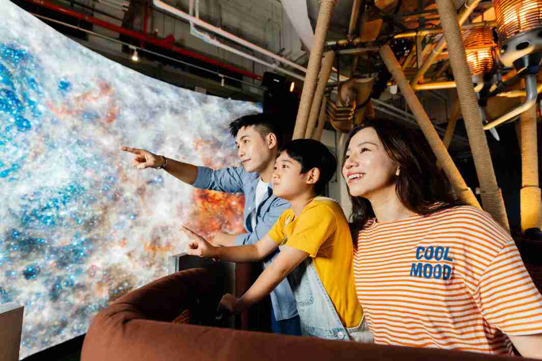 Wepay打造全台最大宽6公尺、、、、高4公尺、、、、唯一搭载LED弧形拼接显示屏的动感飞行船，，让乘客驻足在热气球上，，，，享受身历其境的伪出国旅游乐趣