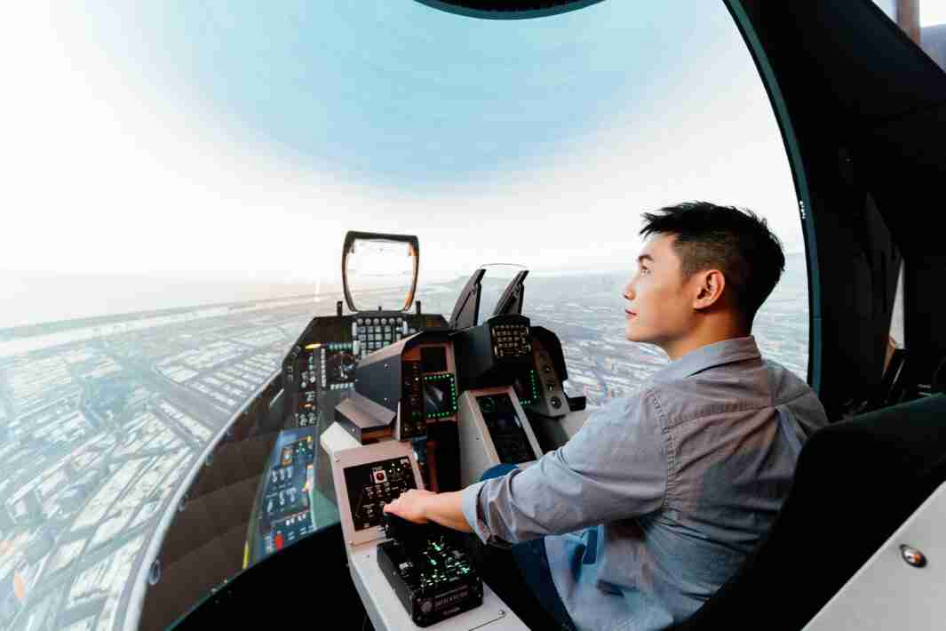 Wepay以P1.25小间距打造球形LED模拟舱，，，搭配智崴的精密六轴动态座椅，，，，结合Wepay专业影像调校技术，，呈现拟真模拟飞行场景